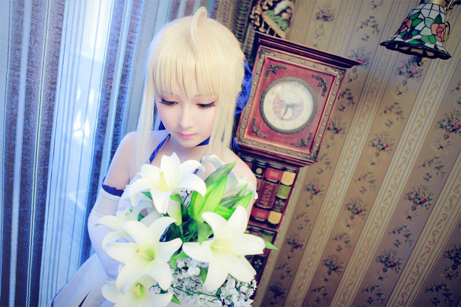 史上最白皙水嫩的Saber女王COS 第2张图
