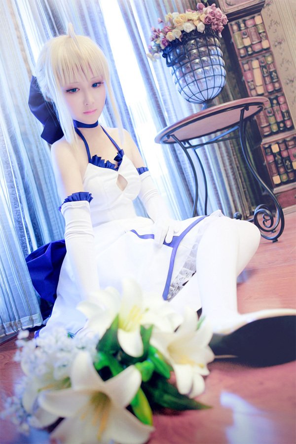 史上最白皙水嫩的Saber女王COS 第7张图