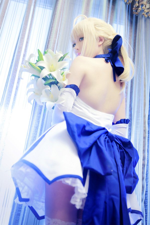史上最白皙水嫩的Saber女王COS 第11张图