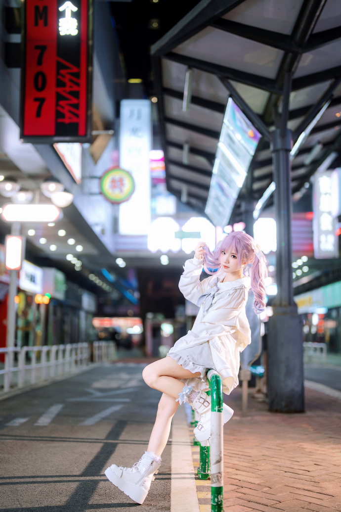 城市灯光下的地雷系少女 第1张图