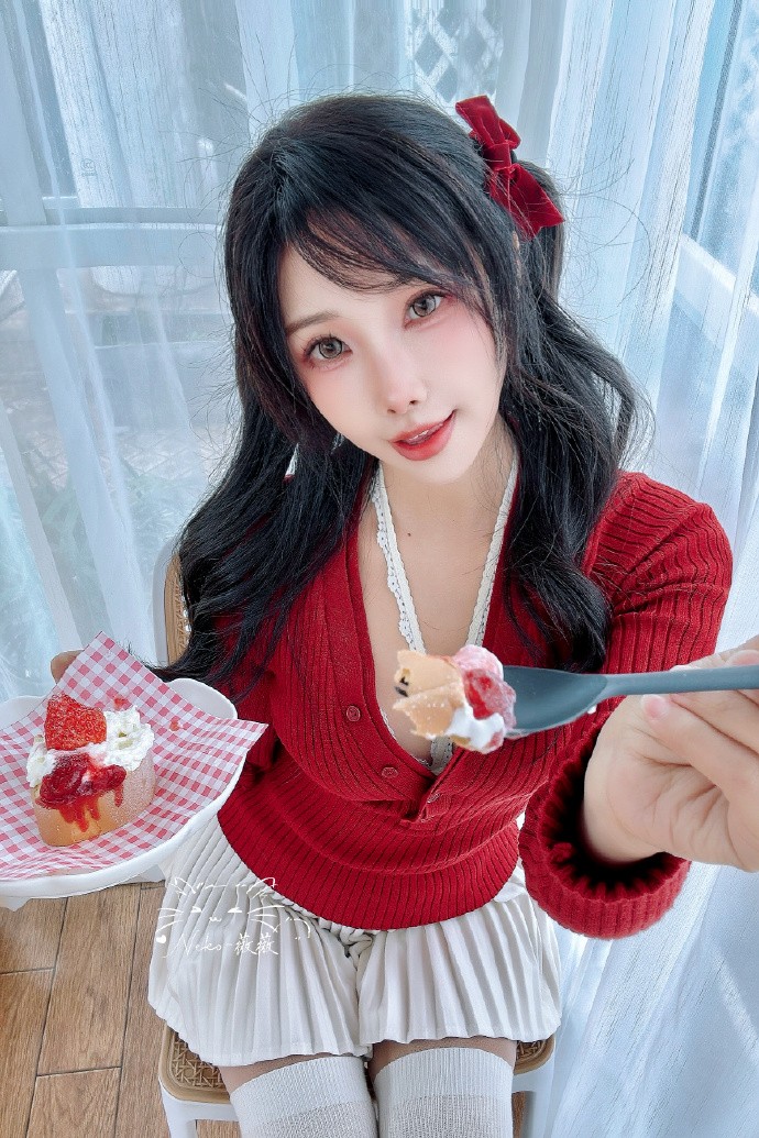 草莓蛋糕给你尝一口甜不甜？ 第3张图